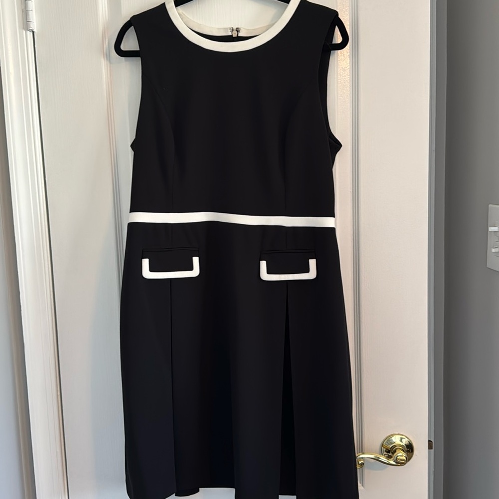 Tommy Hilfiger Women’s Sleeveless Round neck Sheath Dress, Size 12